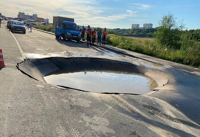 Провал на дороге в Новой Кузнечихе устраняют по гарантии