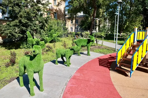 Топиарий «Семья оленей» появился в одном из благоустроенных скверов в Нижнем Новгороде