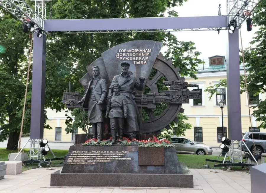 Стелу «Город трудовой доблести» начали строить в парке Победы Нижнего Новгорода