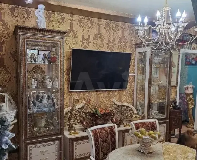 Золотую квартиру со статуями в стиле барокко продают в Нижнем Новгороде 
