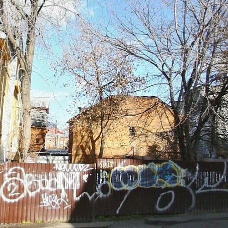 В историческом центре Нижнего Новгорода власти планируют изъять вековой дом в собственность муниципалитета, объясняя это необходимостью для городских нужд.